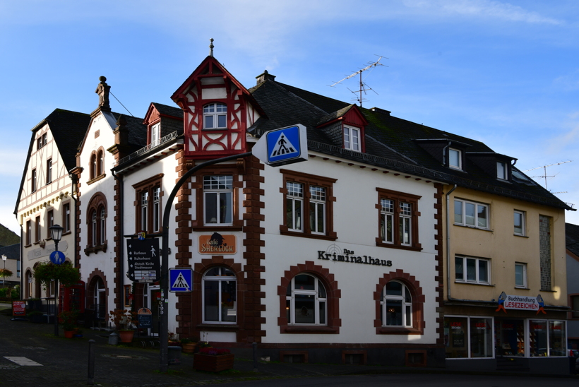 Das Kriminalhaus mit seinem Café Sherlock das kriminellste Cafe in Hillesheim im Herzen der Eifel