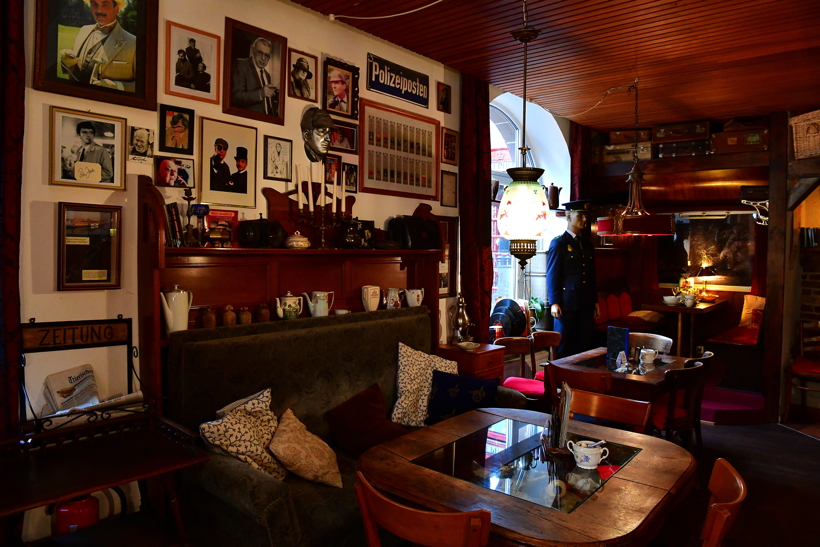 Das Kriminalhaus mit seinem Café Sherlock das kriminellste Cafe in Hillesheim im Herzen der Eifel