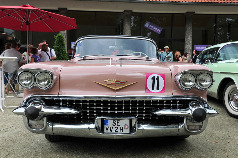 European Elvis Festival Bad Nauheim Elvis Presley King of Rock`n und Roll Cadillac-Parade August Elvis Presley der King starb am 16. August 1977 doch seine Legende lebt weiter