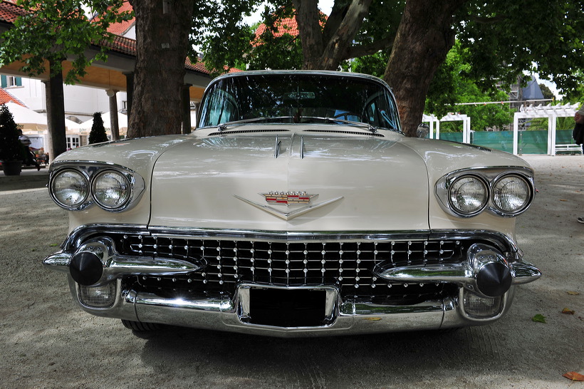 European Elvis Festival Bad Nauheim Elvis Presley King of Rock`n und Roll Cadillac-Parade August Elvis Presley der King starb am 16. August 1977 doch seine Legende lebt weiter