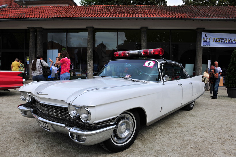 European Elvis Festival Bad Nauheim Elvis Presley King of Rock`n und Roll Cadillac-Parade August Elvis Presley der King starb am 16. August 1977 doch seine Legende lebt weiter