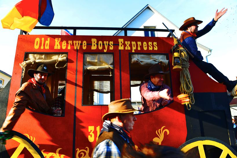  Fastnacht 2016 Mörfelden-Walldorf feiert mit einem Faschingsumzug im Stadtteil Mörfelden Helau