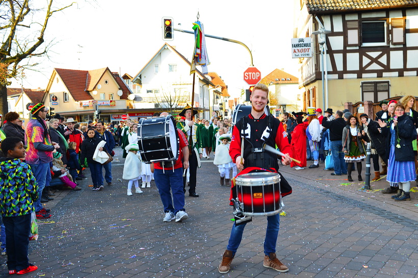  Fastnacht 2016 Mörfelden-Walldorf feiert mit einem Faschingsumzug im Stadtteil Mörfelden Helau