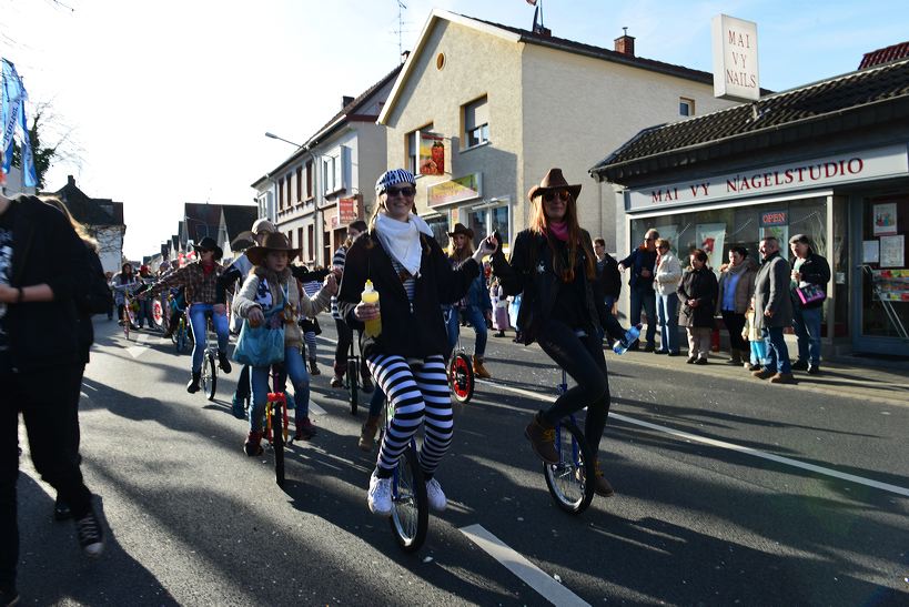  Fastnacht 2016 Mörfelden-Walldorf feiert mit einem Faschingsumzug im Stadtteil Mörfelden Helau