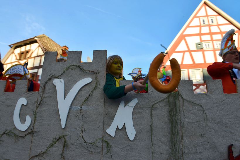  Fastnacht 2016 Mörfelden-Walldorf feiert mit einem Faschingsumzug im Stadtteil Mörfelden Helau