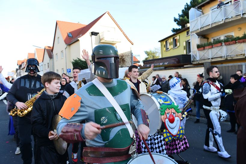  Fastnacht 2016 Mörfelden-Walldorf feiert mit einem Faschingsumzug im Stadtteil Mörfelden Helau