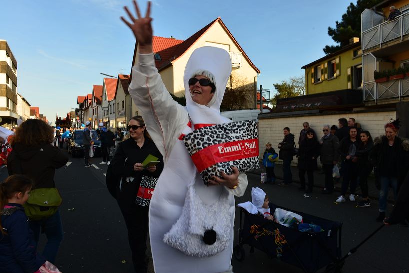  Fastnacht 2016 Mörfelden-Walldorf feiert mit einem Faschingsumzug im Stadtteil Mörfelden Helau