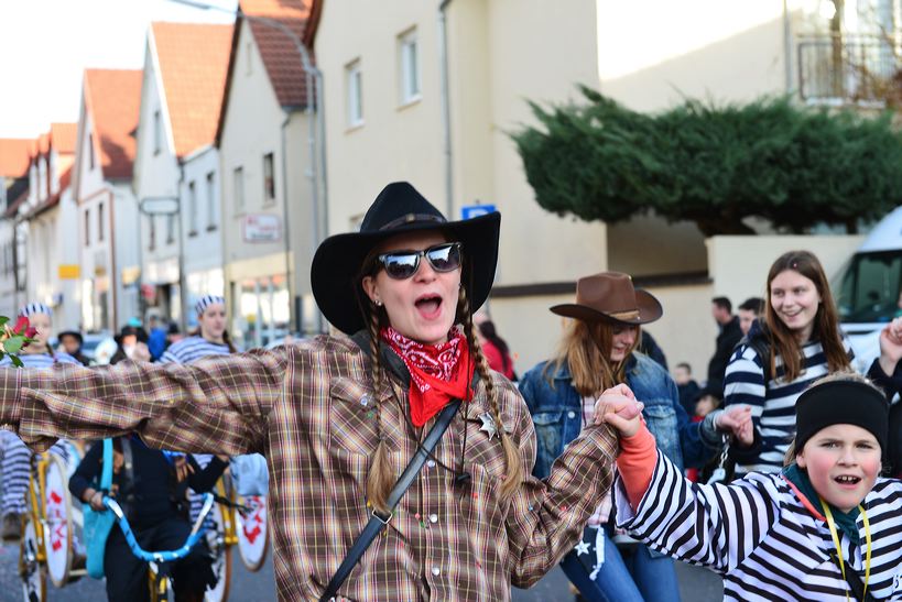  Fastnacht 2016 Mörfelden-Walldorf feiert mit einem Faschingsumzug im Stadtteil Mörfelden Helau