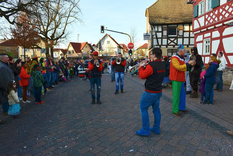  Fastnacht 2016 Mörfelden-Walldorf feiert mit einem Faschingsumzug im Stadtteil Mörfelden Helau