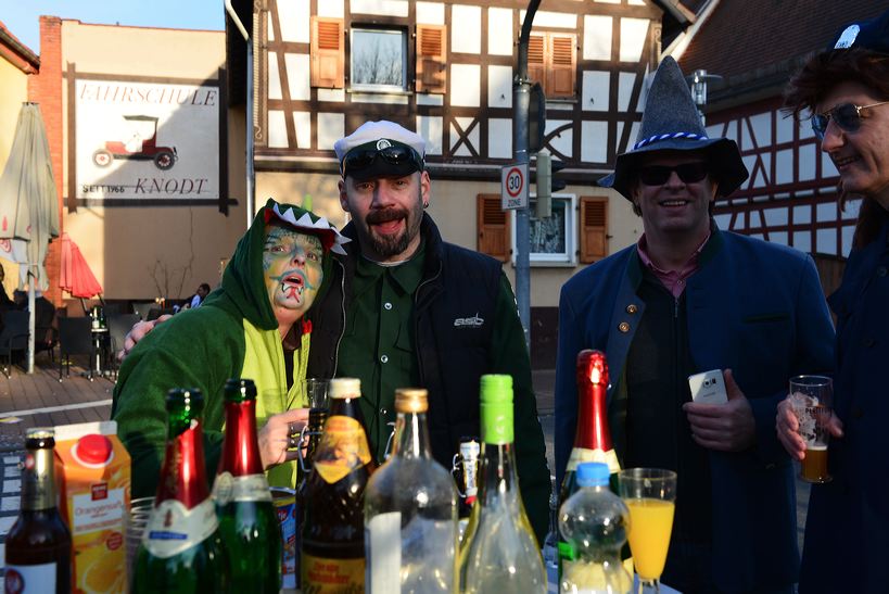  Fastnacht 2016 Mörfelden-Walldorf feiert mit einem Faschingsumzug im Stadtteil Mörfelden Helau