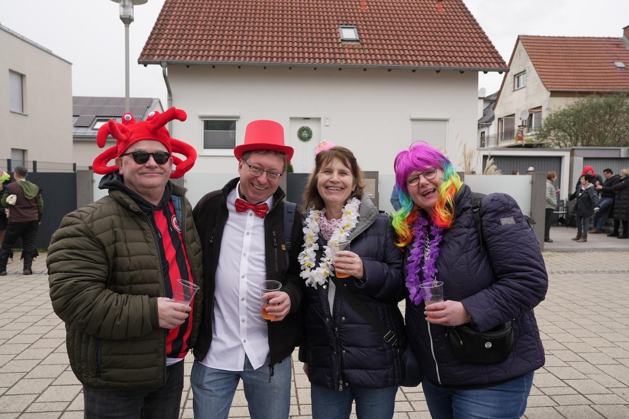 Helau Walldorfer Fastnachtsumzug närischer Lindwurm kleine und große Narren am Rathaus im Stadtteil Walldorf 2024