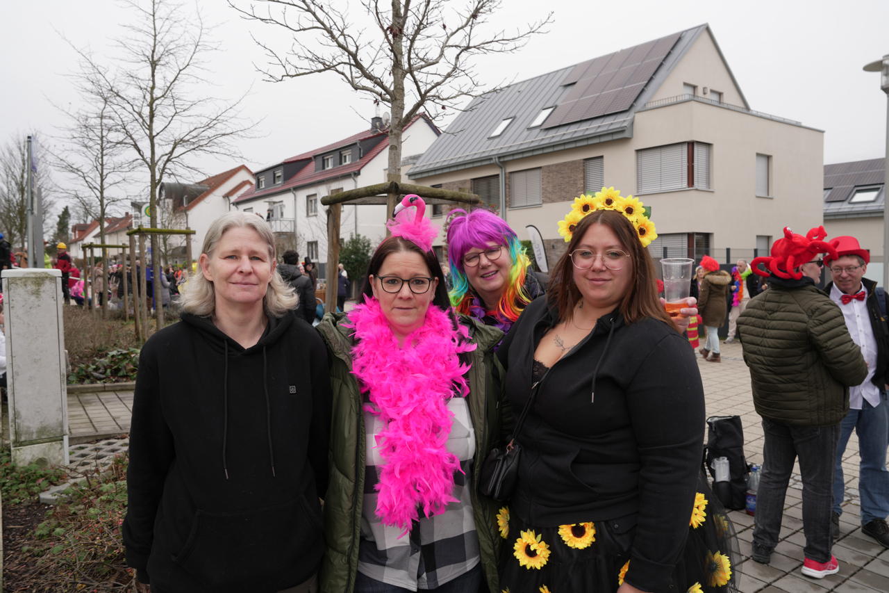 Helau Walldorfer Fastnachtsumzug närischer Lindwurm kleine und große Narren am Rathaus im Stadtteil Walldorf 2024