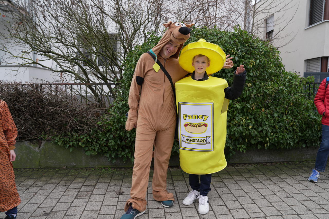 Helau Walldorfer Fastnachtsumzug närischer Lindwurm kleine und große Narren am Rathaus im Stadtteil Walldorf 2024