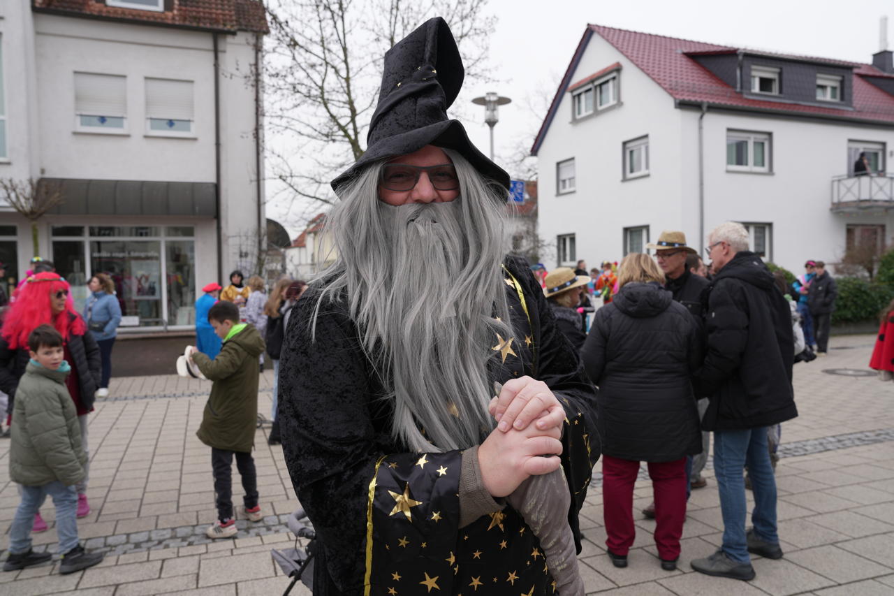 Helau Walldorfer Fastnachtsumzug närischer Lindwurm kleine und große Narren am Rathaus im Stadtteil Walldorf 2024