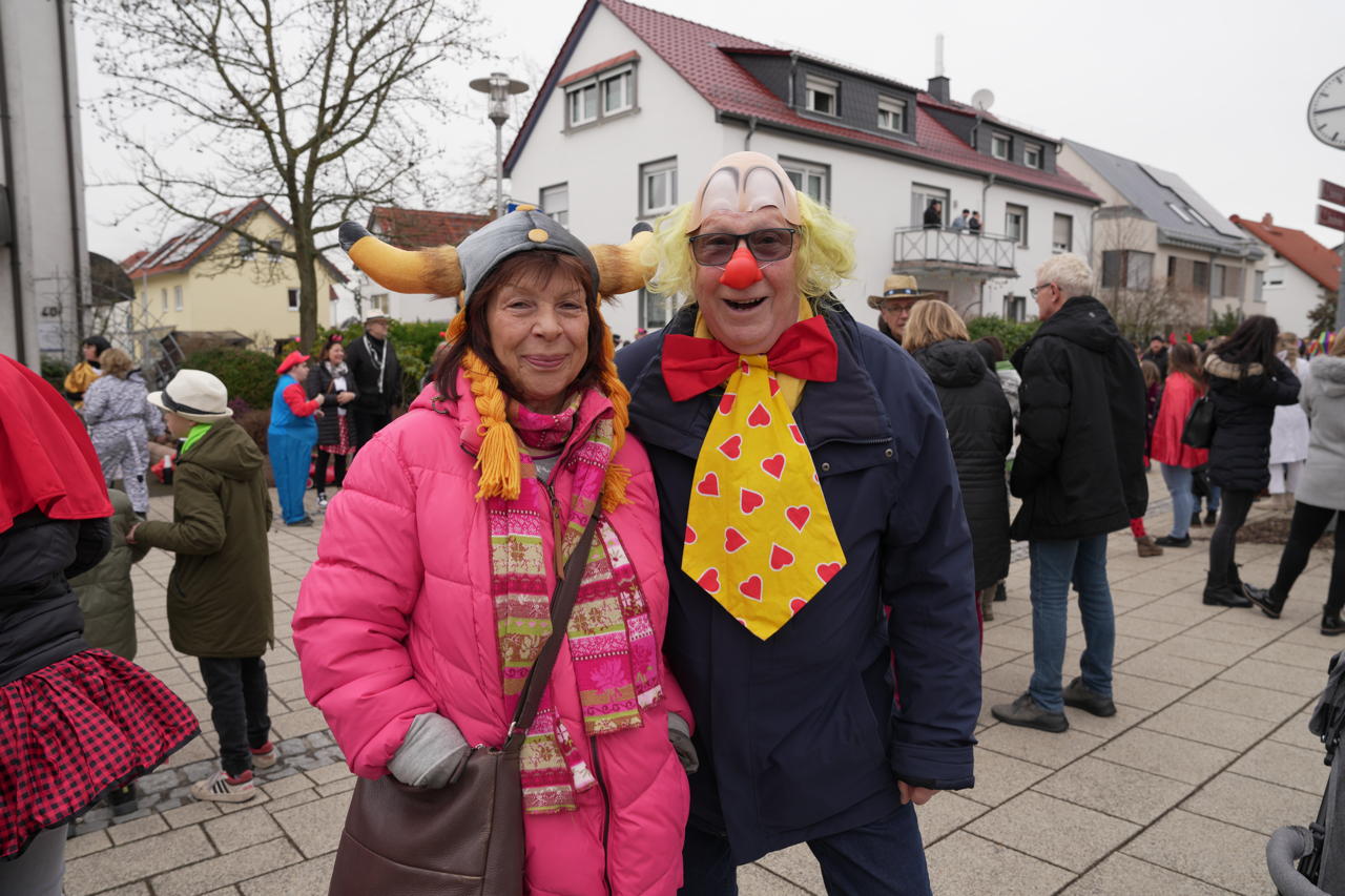 Helau Walldorfer Fastnachtsumzug närischer Lindwurm kleine und große Narren am Rathaus im Stadtteil Walldorf 2024