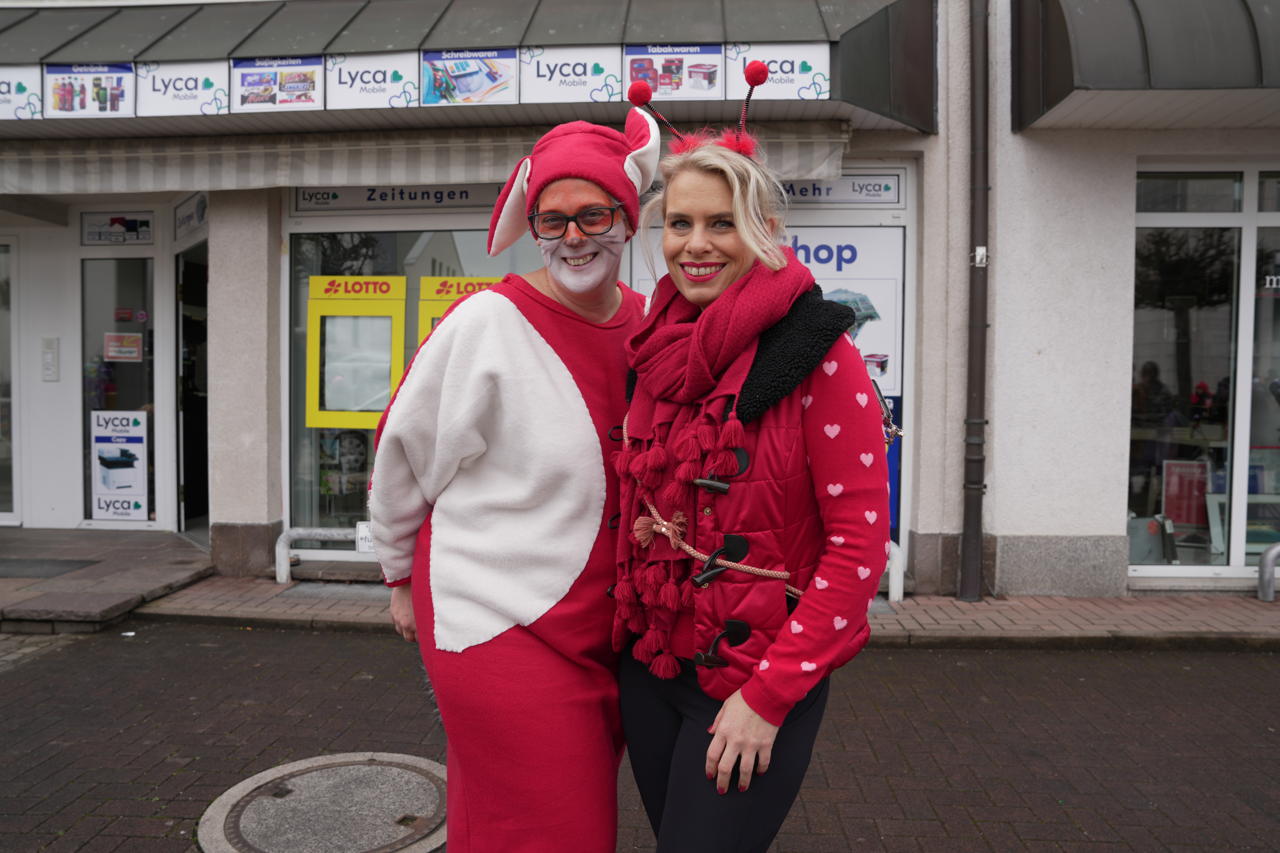 Helau Walldorfer Fastnachtsumzug närischer Lindwurm kleine und große Narren am Rathaus im Stadtteil Walldorf 2024