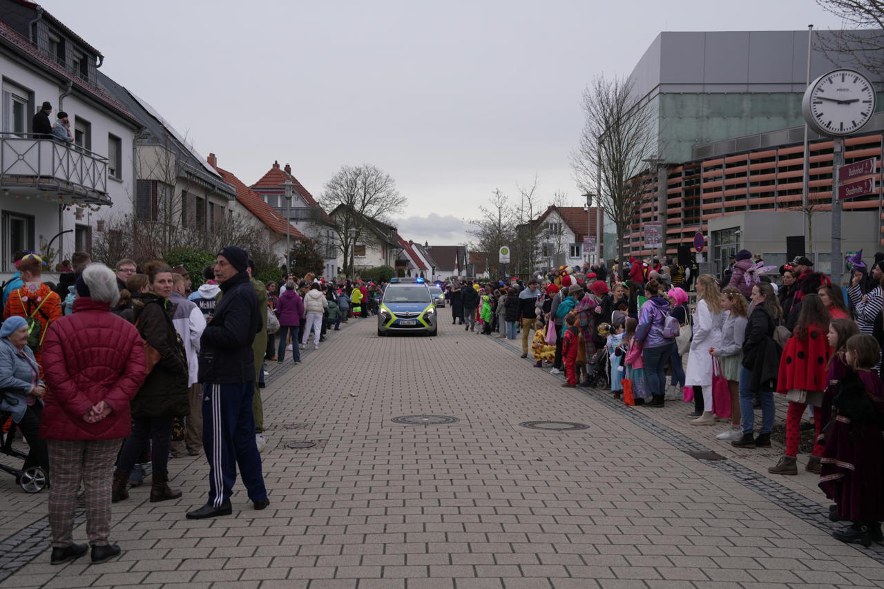 Helau Walldorfer Fastnachtsumzug närischer Lindwurm kleine und große Narren am Rathaus im Stadtteil Walldorf 2024