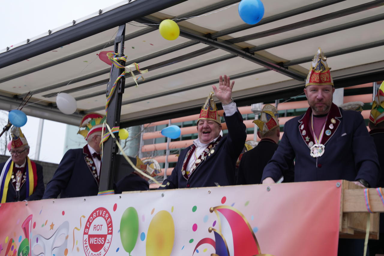 Helau Walldorfer Fastnachtsumzug närischer Lindwurm kleine und große Narren am Rathaus im Stadtteil Walldorf 2024