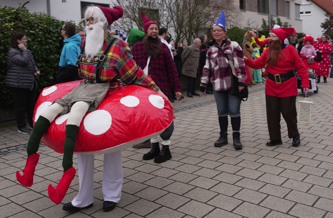 Helau Walldorfer Fastnachtsumzug närischer Lindwurm kleine und große Narren am Rathaus im Stadtteil Walldorf 2024