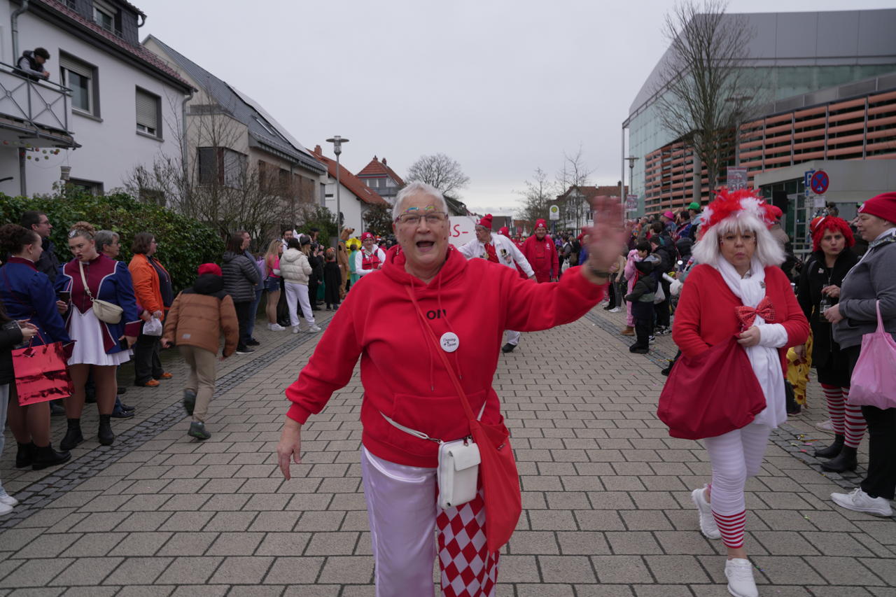 Helau Walldorfer Fastnachtsumzug närischer Lindwurm kleine und große Narren am Rathaus im Stadtteil Walldorf 2024