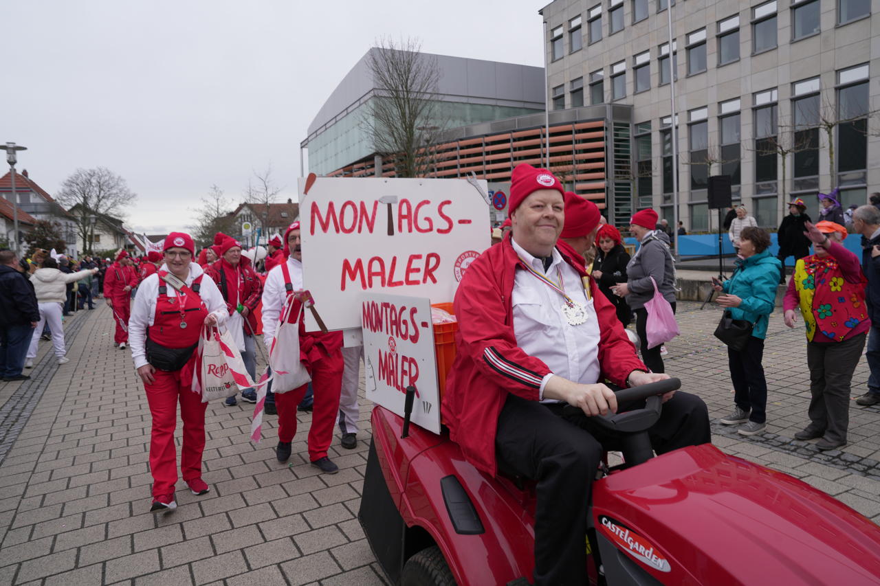 Helau Walldorfer Fastnachtsumzug närischer Lindwurm kleine und große Narren am Rathaus im Stadtteil Walldorf 2024