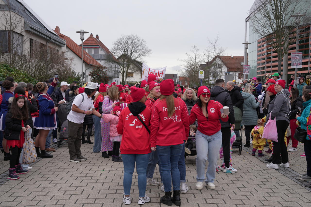 Helau Walldorfer Fastnachtsumzug närischer Lindwurm kleine und große Narren am Rathaus im Stadtteil Walldorf 2024