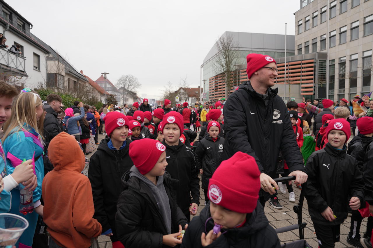 Helau Walldorfer Fastnachtsumzug närischer Lindwurm kleine und große Narren am Rathaus im Stadtteil Walldorf 2024