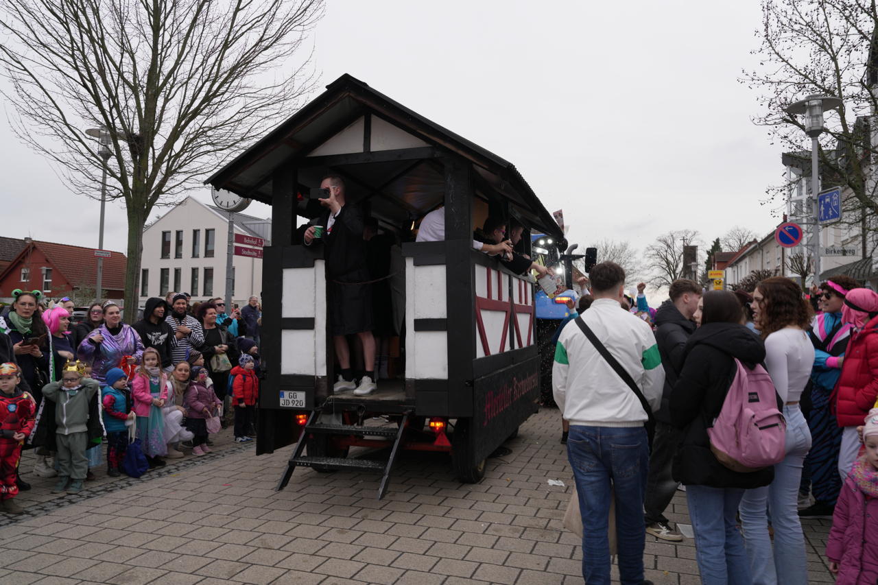 Helau Walldorfer Fastnachtsumzug närischer Lindwurm kleine und große Narren am Rathaus im Stadtteil Walldorf 2024