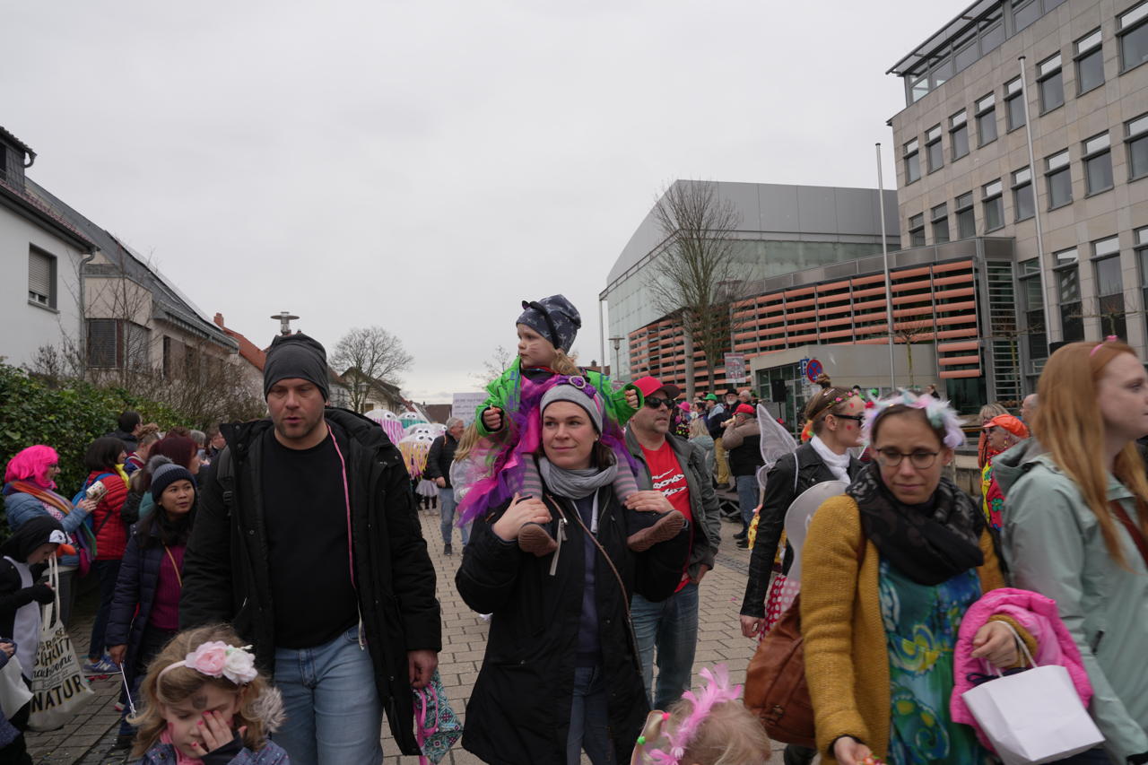 Helau Walldorfer Fastnachtsumzug närischer Lindwurm kleine und große Narren am Rathaus im Stadtteil Walldorf 2024