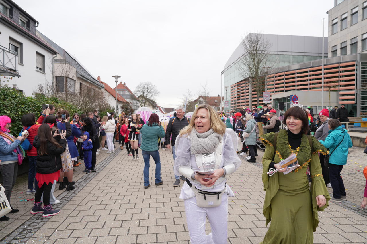 Helau Walldorfer Fastnachtsumzug närischer Lindwurm kleine und große Narren am Rathaus im Stadtteil Walldorf 2024