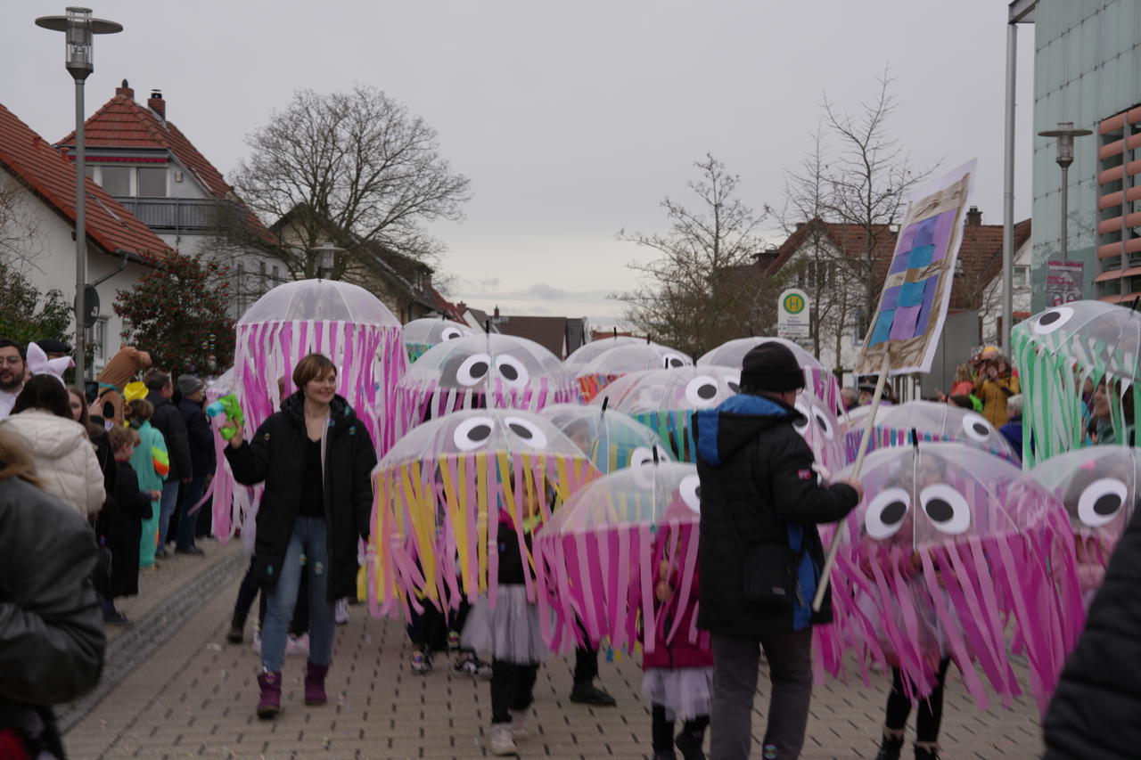 Helau Walldorfer Fastnachtsumzug närischer Lindwurm kleine und große Narren am Rathaus im Stadtteil Walldorf 2024