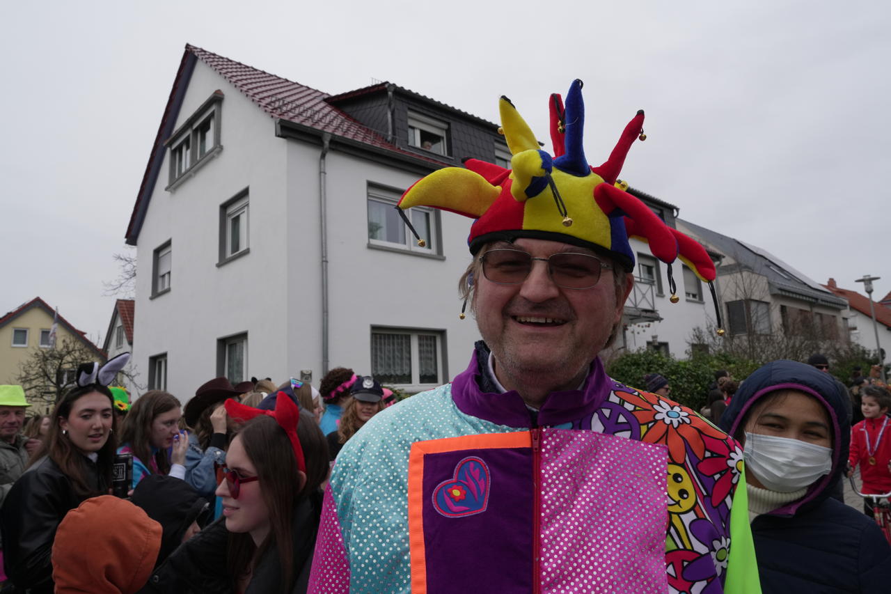 Helau Walldorfer Fastnachtsumzug närischer Lindwurm kleine und große Narren am Rathaus im Stadtteil Walldorf 2024