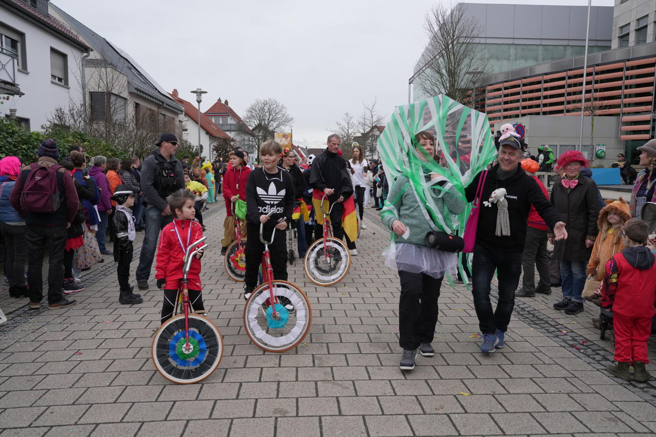 Helau Walldorfer Fastnachtsumzug närischer Lindwurm kleine und große Narren am Rathaus im Stadtteil Walldorf 2024