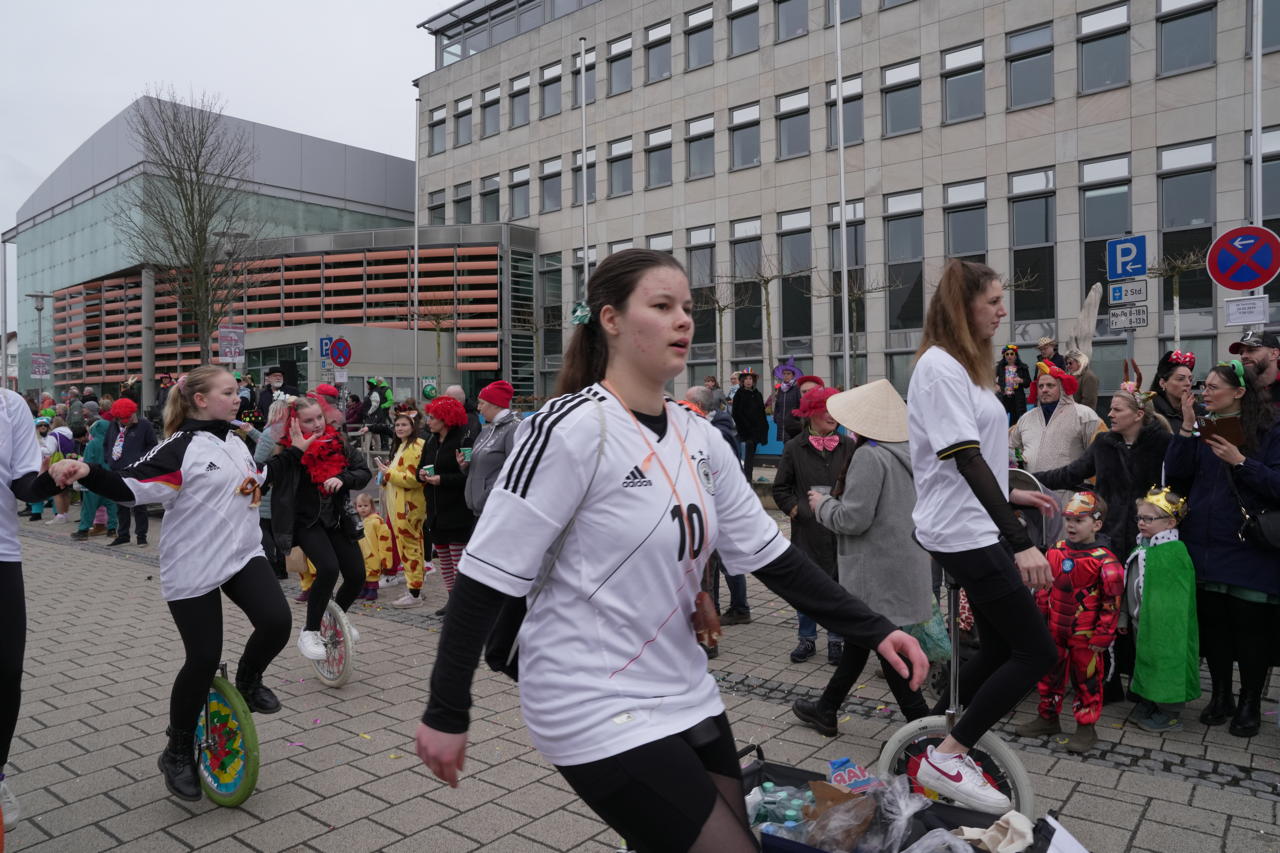 Helau Walldorfer Fastnachtsumzug närischer Lindwurm kleine und große Narren am Rathaus im Stadtteil Walldorf 2024