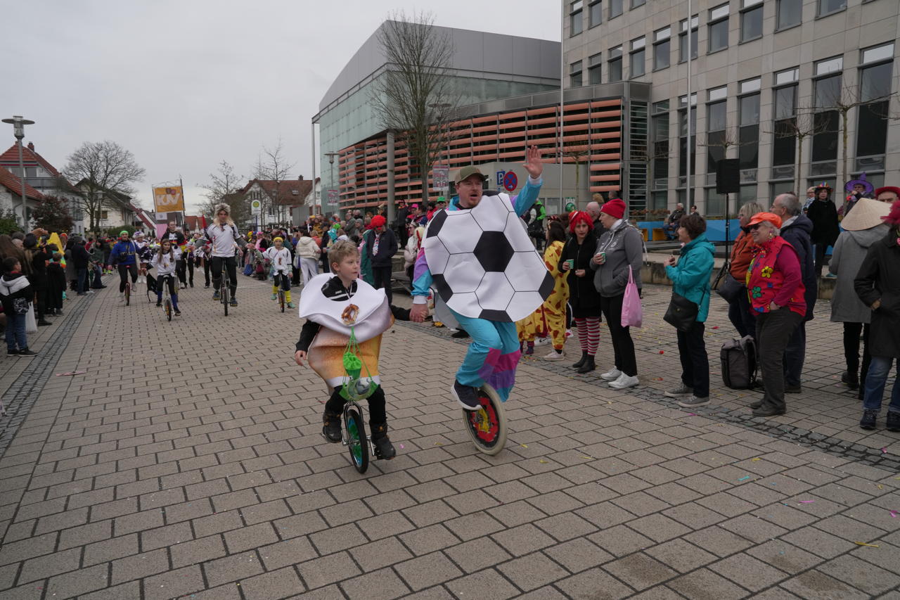 Helau Walldorfer Fastnachtsumzug närischer Lindwurm kleine und große Narren am Rathaus im Stadtteil Walldorf 2024