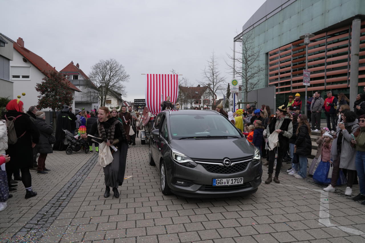 Helau Walldorfer Fastnachtsumzug närischer Lindwurm kleine und große Narren am Rathaus im Stadtteil Walldorf 2024