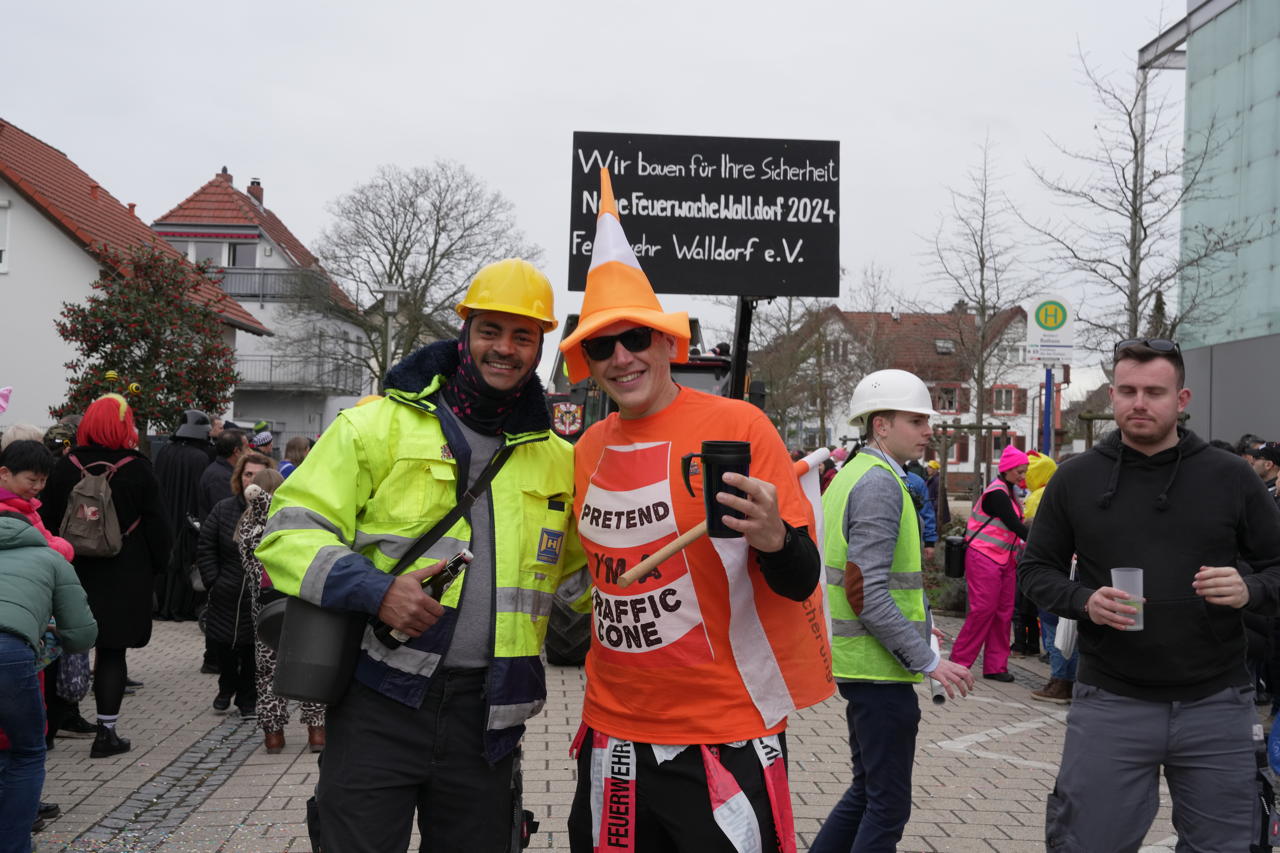 Helau Walldorfer Fastnachtsumzug närischer Lindwurm kleine und große Narren am Rathaus im Stadtteil Walldorf 2024