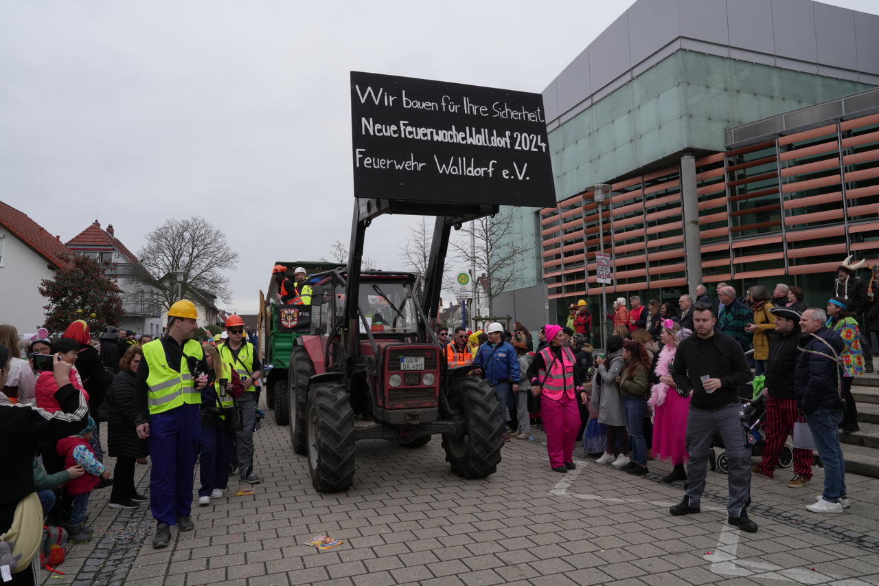 Helau Walldorfer Fastnachtsumzug närischer Lindwurm kleine und große Narren am Rathaus im Stadtteil Walldorf 2024