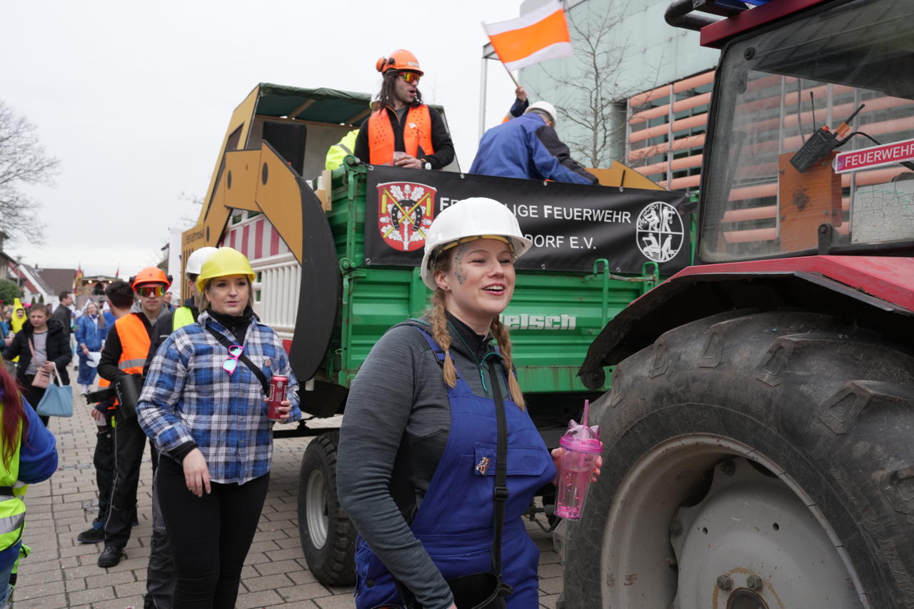 Helau Walldorfer Fastnachtsumzug närischer Lindwurm kleine und große Narren am Rathaus im Stadtteil Walldorf 2024