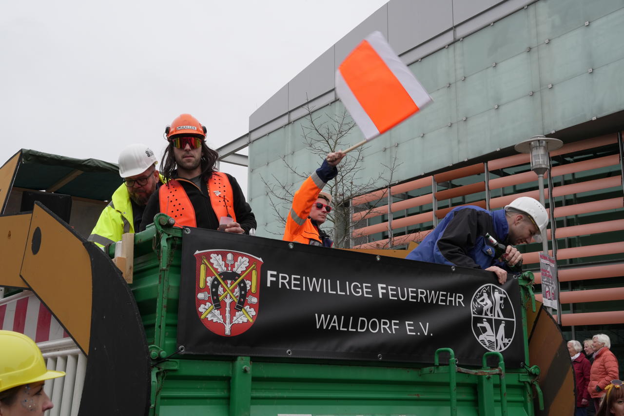 Helau Walldorfer Fastnachtsumzug närischer Lindwurm kleine und große Narren am Rathaus im Stadtteil Walldorf 2024