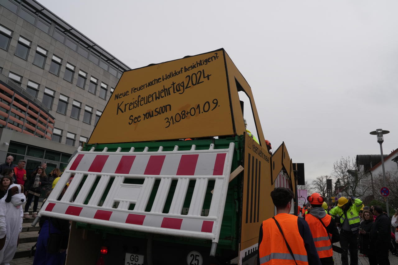 Helau Walldorfer Fastnachtsumzug närischer Lindwurm kleine und große Narren am Rathaus im Stadtteil Walldorf 2024