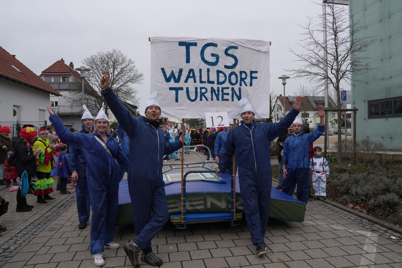 Helau Walldorfer Fastnachtsumzug närischer Lindwurm kleine und große Narren am Rathaus im Stadtteil Walldorf 2024