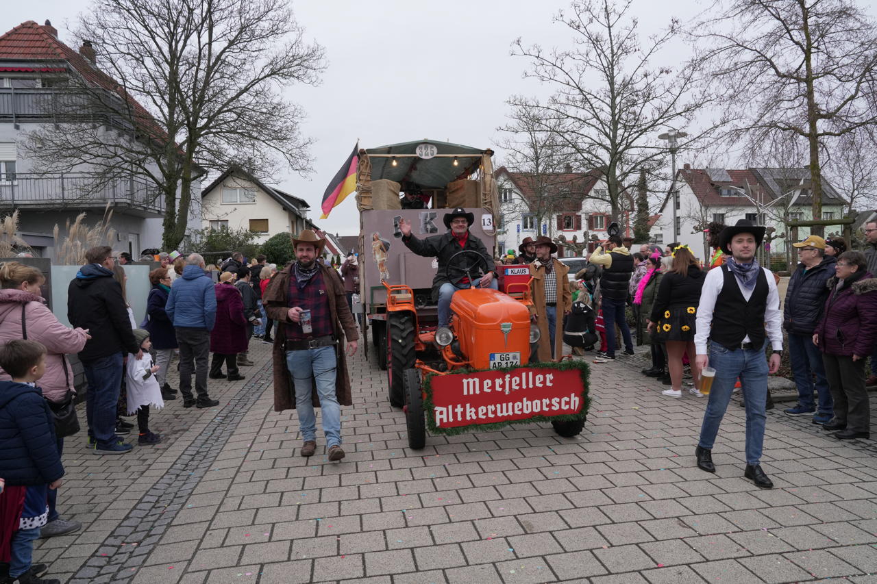 Helau Walldorfer Fastnachtsumzug närischer Lindwurm kleine und große Narren am Rathaus im Stadtteil Walldorf 2024