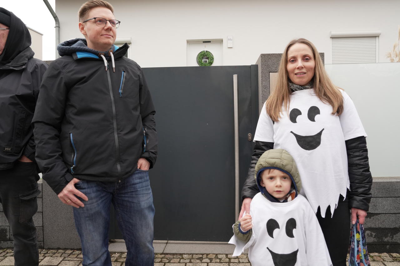 Bilder und Stimmungen vom Faschingsumzug und den Närrinen und Narrhalesen aus dem Stadtteil Walldorf. Der Karneval wird häufig als die fünfte Jahreszeit bezeichnet. Es handelt sich beim Karneval um die Zeit, vor der Fastenzeit. Das Datum des Karnevals ist abhängig vom Datum des christlichen Osterfestes und dem Frühlingsvollmond.    Fotografiert © Heinz Brennecker Fastnachtsumzug närischer Lindwurm kleine und große Narren am Rathaus im Stadtteil Walldorf 2024