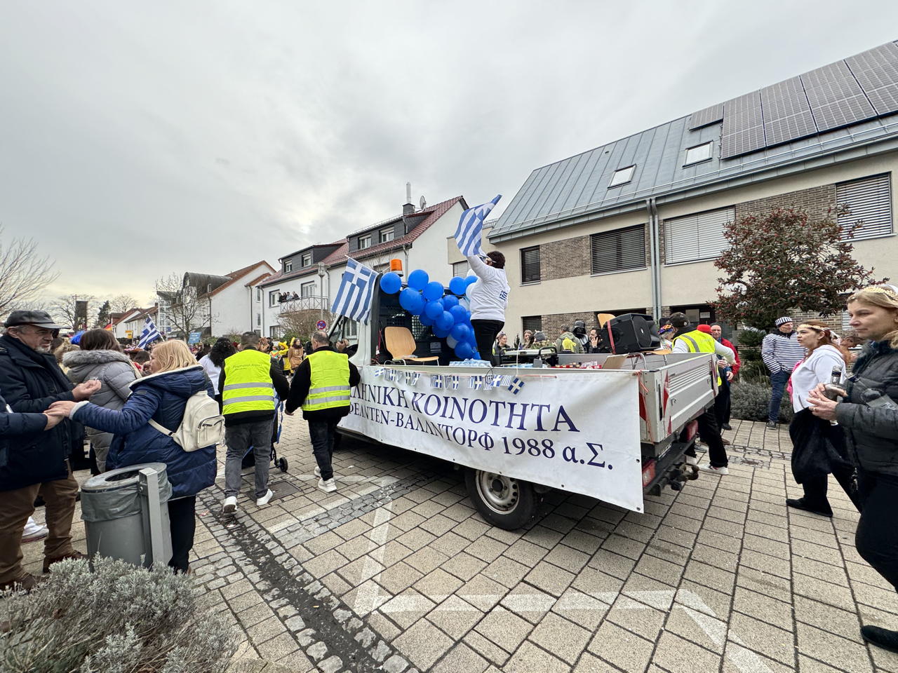 Helau Walldorfer Fastnachtsumzug närischer Lindwurm kleine und große Narren am Rathaus im Stadtteil Walldorf 2024