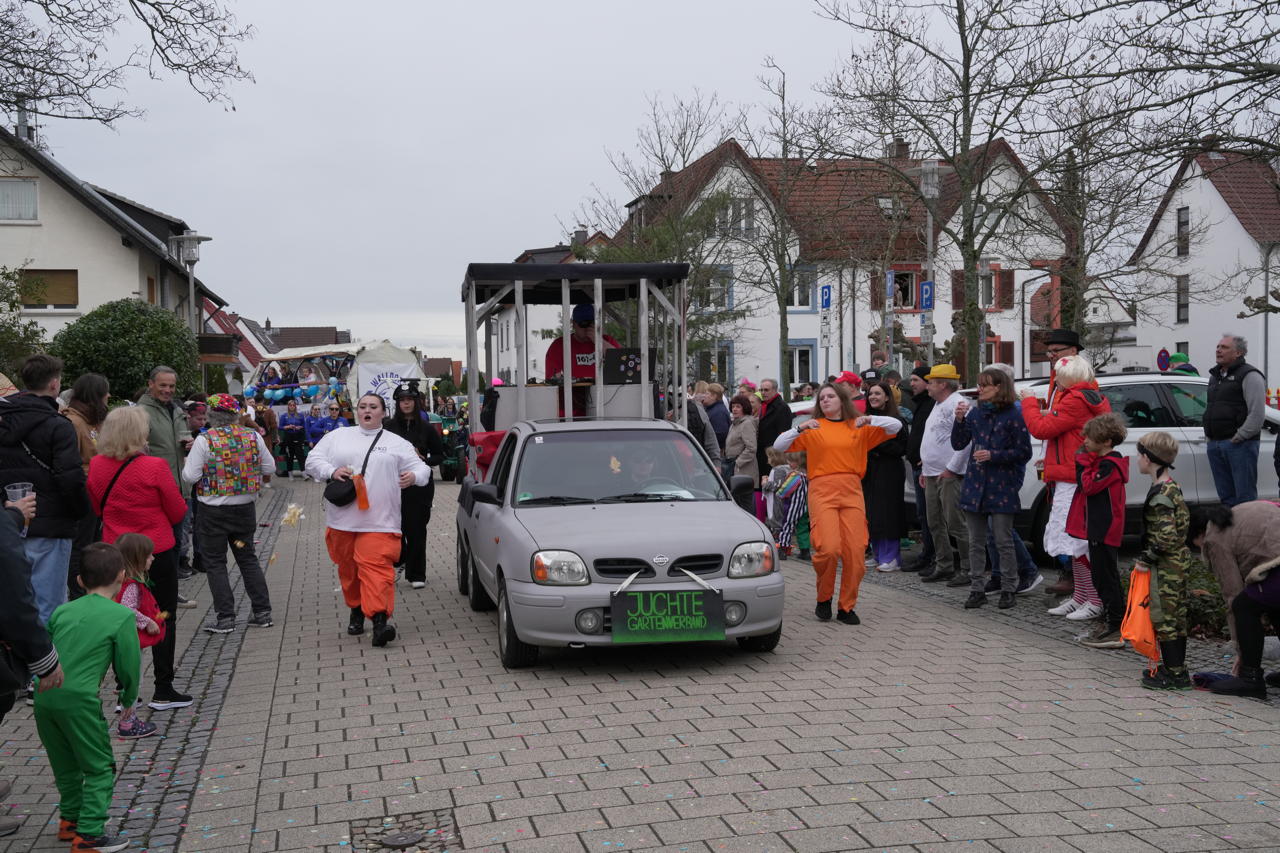 Helau Walldorfer Fastnachtsumzug närischer Lindwurm kleine und große Narren am Rathaus im Stadtteil Walldorf 2024