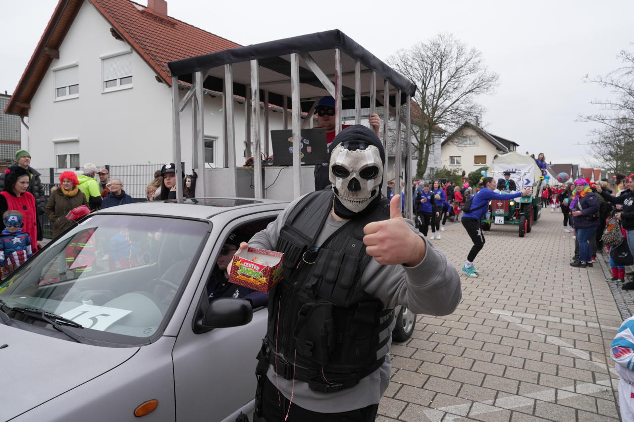 Helau Walldorfer Fastnachtsumzug närischer Lindwurm kleine und große Narren am Rathaus im Stadtteil Walldorf 2024
