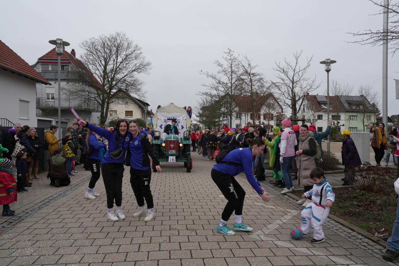 Helau Walldorfer Fastnachtsumzug närischer Lindwurm kleine und große Narren am Rathaus im Stadtteil Walldorf 2024