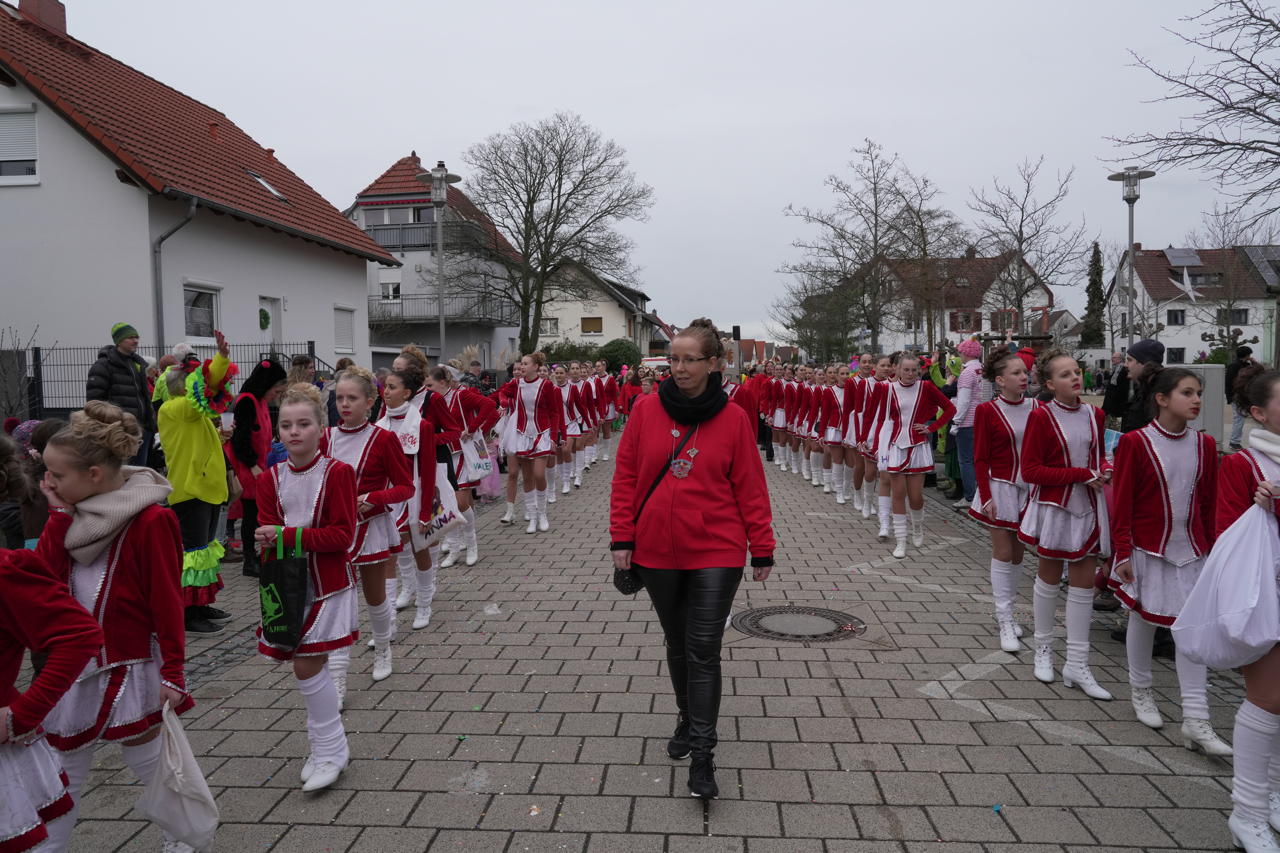 Helau Walldorfer Fastnachtsumzug närischer Lindwurm kleine und große Narren am Rathaus im Stadtteil Walldorf 2024