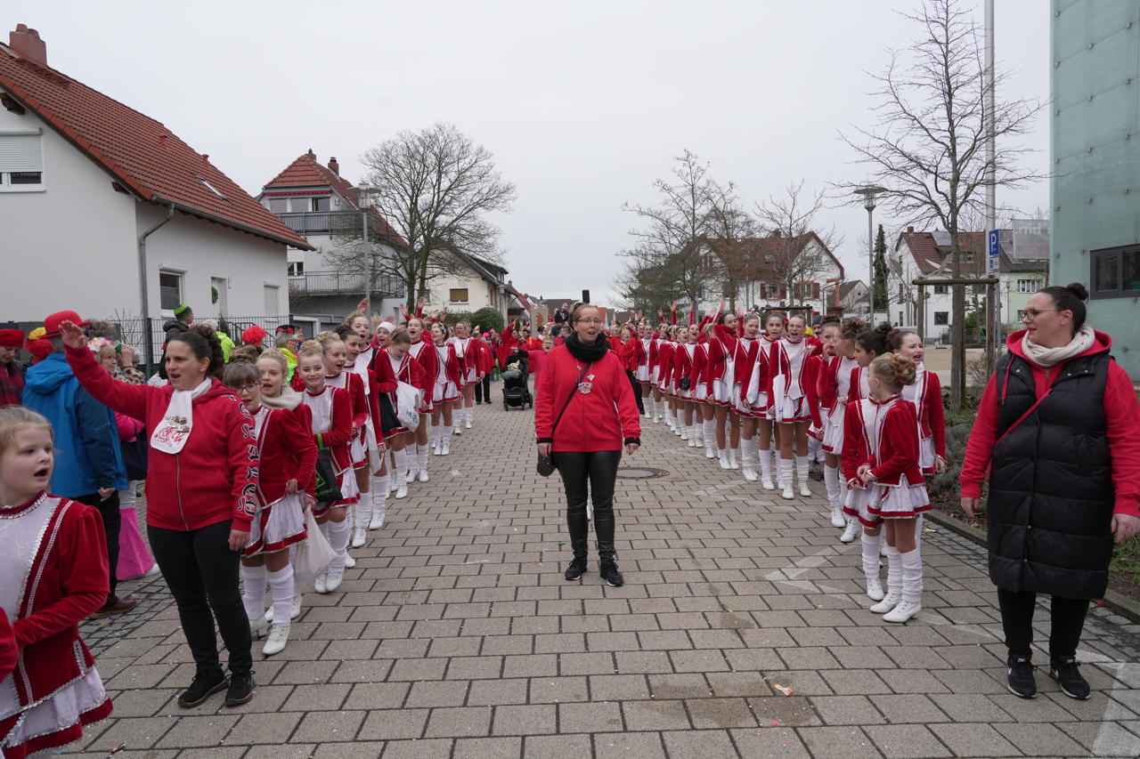 Helau Walldorfer Fastnachtsumzug närischer Lindwurm kleine und große Narren am Rathaus im Stadtteil Walldorf 2024